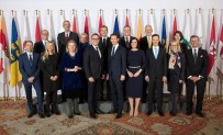 Avusturya'da Aşırı Sağ Koalisyon Hükümeti Göreve Başladı