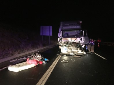 Başkent'te Kimyasal Madde Taşıyan Tır Demir Yüklü Tıra Çarptı