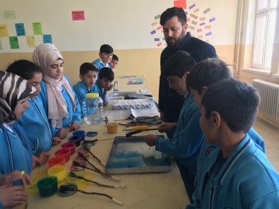 Bingöl'de Öğrenciler Boş Vakitlerini Ebru Sanatıyla Dolduruyor