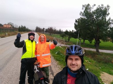 Bisikletçiler, Yağmur Altında 25 Kilometre Pedal Çevirdi