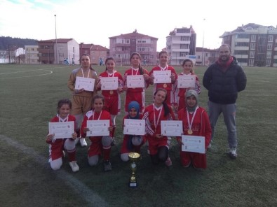 Hisarcık Beşevler Ortaokul Yıldız Kız Futbol Takımı İl Birincisi Oldu