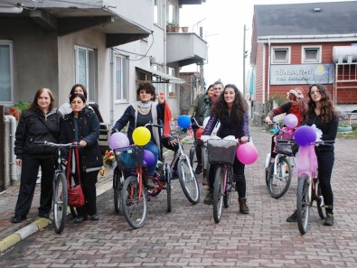 İşçinin 'Tahrik Ediyorsunuz' Dediği Bisikletli Kadınlardan Belediye Başkanı Özür Diledi
