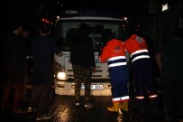 TAKSİ ŞOFÖRÜ - Şişli'de Şiddetli Yağmurla Oluşan Çukura 2 Araç Düştü