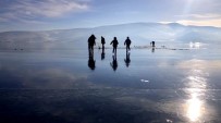 Yüzeyi Buzla Kaplanan Çıldır Gölü Muhteşem Manzara Oluşturdu