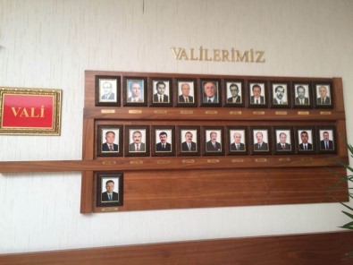 FETÖ'den Tutuklu Hüseyin Avni Mutlu'nun Fotoğrafı, 'Valilerimiz' Panosundan Kaldırıldı
