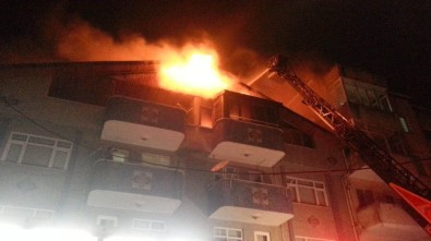 Sakarya'da Binanın Çatı Katı Alev Alev Yandı