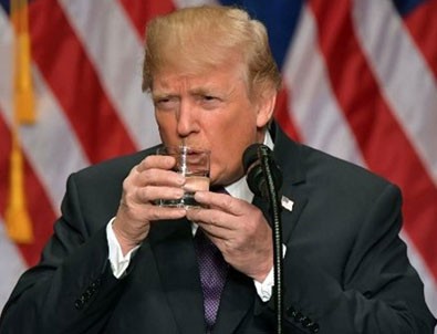 Trump'ın iki eliyle bardağı tutması tartışma yarattı