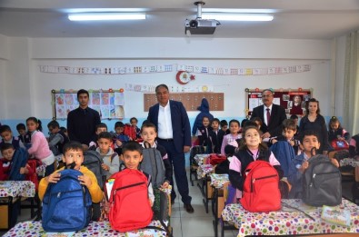 Türk Ve Suriyeli Öğrencilere Kırtasiye Seti Dağıtıldı