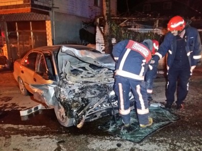 Akyazı'da İki Otomobil Kafa Kafaya Çarpıştı Açıklaması 2 Yaralı