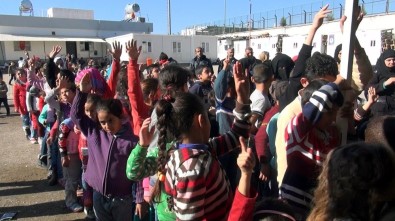 Kilis'te Suriyeli Yetim Çocuklara Mont Ve Ayakkabı Dağıtıldı