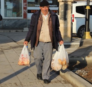 Kuşlar İçin Dondurucu Soğukta 5 Kilometre Yürüyor