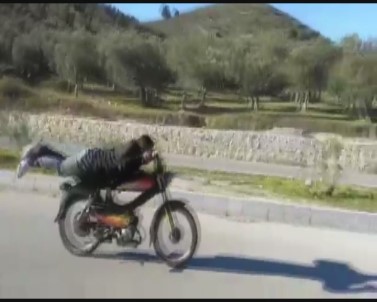 Motosiklet Üzerinde Tehlikeli Yolculuk