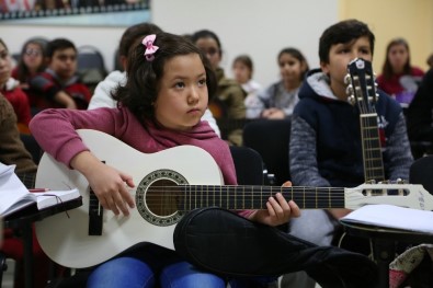 Odunpazarı'nda Çocuklar Gitar Öğreniyor