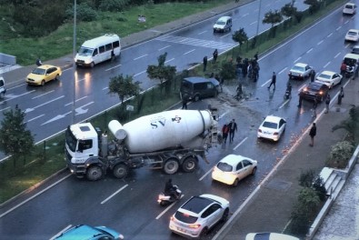 Beton Mikseriyle Otomobil Çarpıştı Açıklaması 2 Yaralı