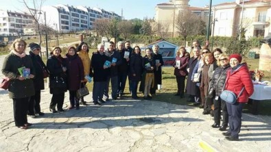 CHP'li Kadınlardan Parklara Kitaplık