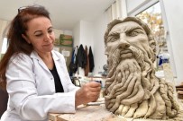 Falezler Üzerinde Heykel Çalışıyorlar