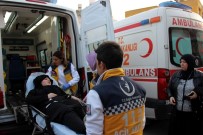MUSTAFA ÇAM - Hatay'da Öğrenci Servisiyle Otomobil Çarpıştı Açıklaması 5 Yaralı