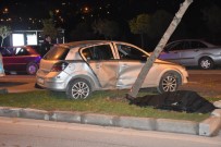 Refüjdeki Ağaca Çarpan Otomobil Takla Attı Açıklaması 1 Ölü