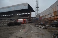 YIKIM ÇALIŞMALARI - Yıkımı Süren Hüseyin Avni Aker Stadı'nda Yangın Çıktı