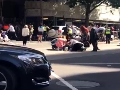 Avustralya'da araç yayaların arasına daldı