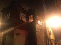Fatih'te Bina Alev Alev Yandı, Mahalleli Sokağa Döküldü