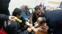İTFAİYECİLER - Genç Kadının Parmağına Sıkışan Yüzüğü İtfaiyeciler Keserek Çıkardı