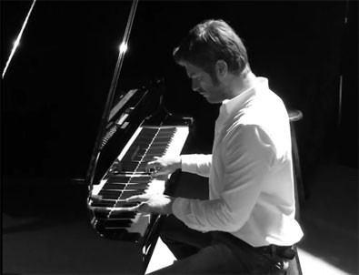 Kıvanç Tatlıtuğ Instagram'ı salladı