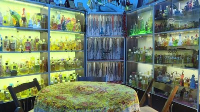 Koleksiyonu için ilginç kolonya şişeleri topluyor