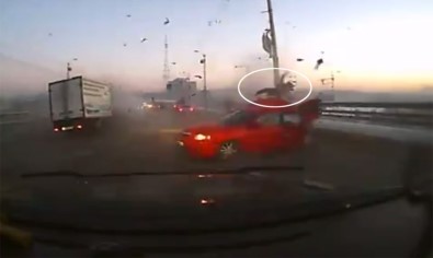 Korkunç Kaza Kamerada Açıklaması Araçtan Böyle Uçtu !