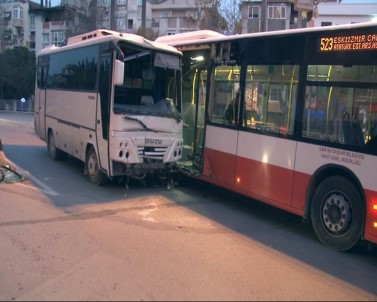 Minibüs Önce 2 Otomobile Sonra Otobüse Çarptı Açıklaması 13 Yaralı