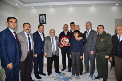 Vali Şentürk, Kayseri'deki Hain Saldırıda Şehit Olan Askerlerin Ailelerini Ziyaret Etti