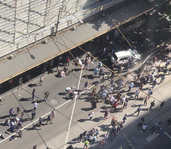 Avustralya'da araç yayaların arasına daldı