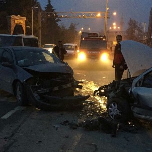 İki Otomobil Kafa Kafaya Çarpıştı Açıklaması 3 Yaralı