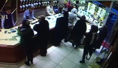 Kuyumcuda Müşterinin Çantasını Çalan Kadın Hırsızları Esnaf Yakaladı