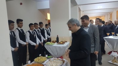 Öğrencilerin Yemekleri Protokolden Tam Not Aldı