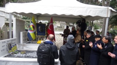 Ziya Songülen'in Kabrine Anıt Yapıldı