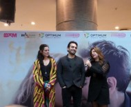 BUĞRA GÜLSOY - 'Acı Tatlı Ekşi' Oyuncuları, İzmir'de Sinemaseverlerle Buluştu