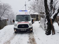 AKARYAKIT TANKERİ - Kocaeli'de Karda İlerleyemeyen Ambulansın Yardımına Belediye Ekipleri Yetişti