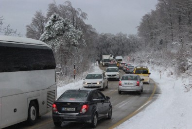 Uludağ'da Kar Yüzünden Yol Kapandı Kilometrelerce Kuyruk Oluştu