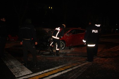 Bayrampaşa'da Kaza Yapan Araç Alev Aldı Açıklaması 1'İ Ağır 2 Yaralı