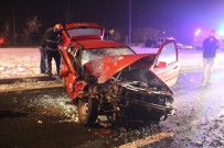 Otomobil Kırmızı Işıkta Bekleyen Minibüse Çarptı Açıklaması 6 Yaralı