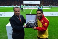 SABRİ SARIOĞLU - Sabir Sarıoğlu'na Plaket Verildi