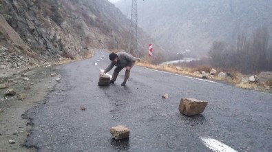 Yola Düşen Dev Kaya Parçaları Sürücülere Zor Anlar Yaşattı