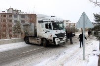 TIR ŞOFÖRÜ - Yozgat'ta Kar Kazaları Da Beraberinde Getirdi