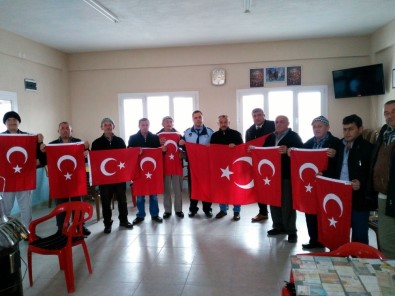 Manisa'da İki Mahallenin Türk Bayrakları Yenilendi