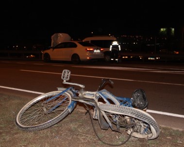 Sivas'ta Otomobil Bisiklete Çarptı Açıklaması 1 Ölü, 1 Yaralı