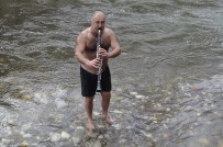 KLARNET USTASI - Buz Gibi Suya Girerek Klarnet Çalıp Türkü Söylüyor