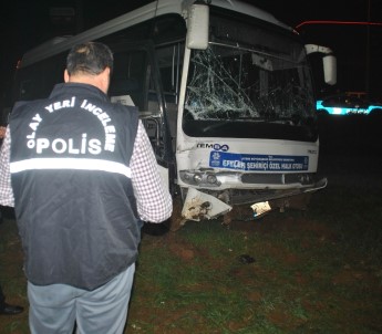 Otobüs İle Sivil Polis Otosu Çarpıştı Açıklaması 2'Si Polis 3 Yaralı