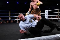 ŞAMPİYONLUK MAÇI - Ringde Yere Düşen Hakem İzleyenleri Korkuttu