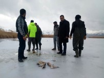 AYNALı SAZAN - Van'da 'Eskimo' Usulü Balık Avı